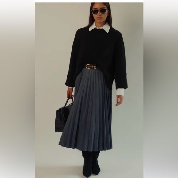Chic Navy A-Line Pleated Skirt - Picture 2 of 4